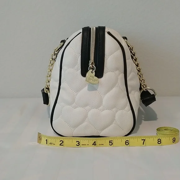 XOX BETSY JOHNSON PURSE Cream, Black, and Gold Heart Bag. - Picture 8 of 14